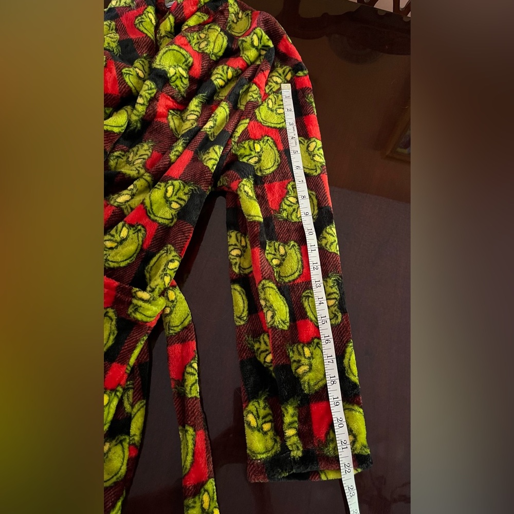 Red and black plaid with Green Grinch Robe size S/CH - Picture 4 of 8